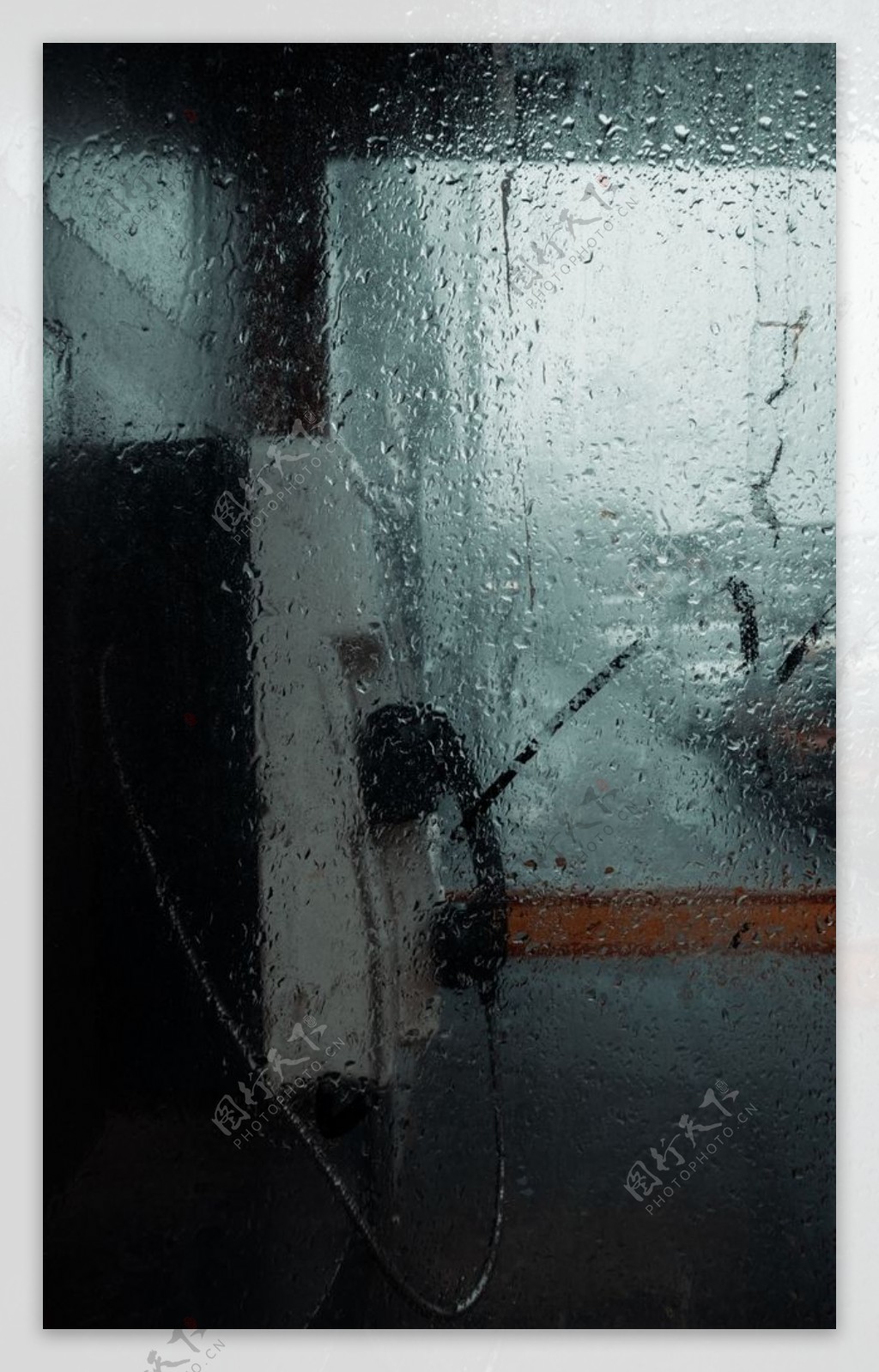 电话亭雨季玻璃模糊背景图片