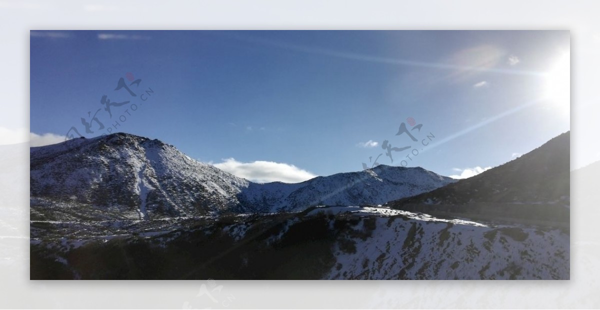 蓝天日出雪山风景图片