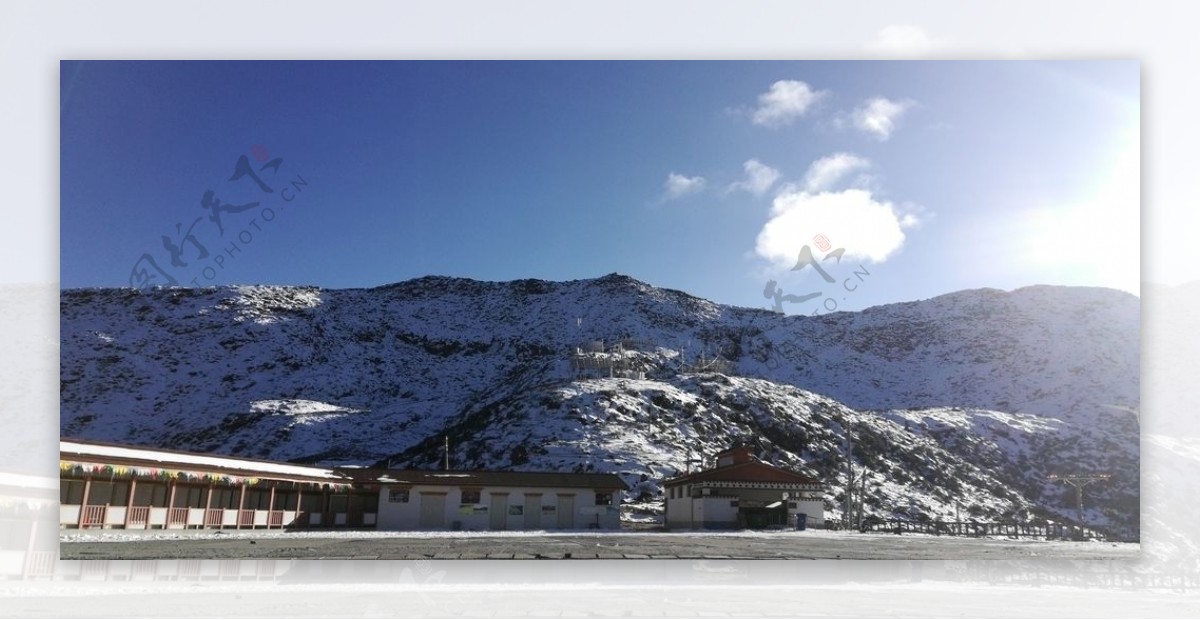 蓝天白天日出雪山风景图片