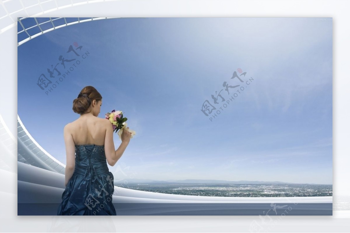 女性天空背景图片