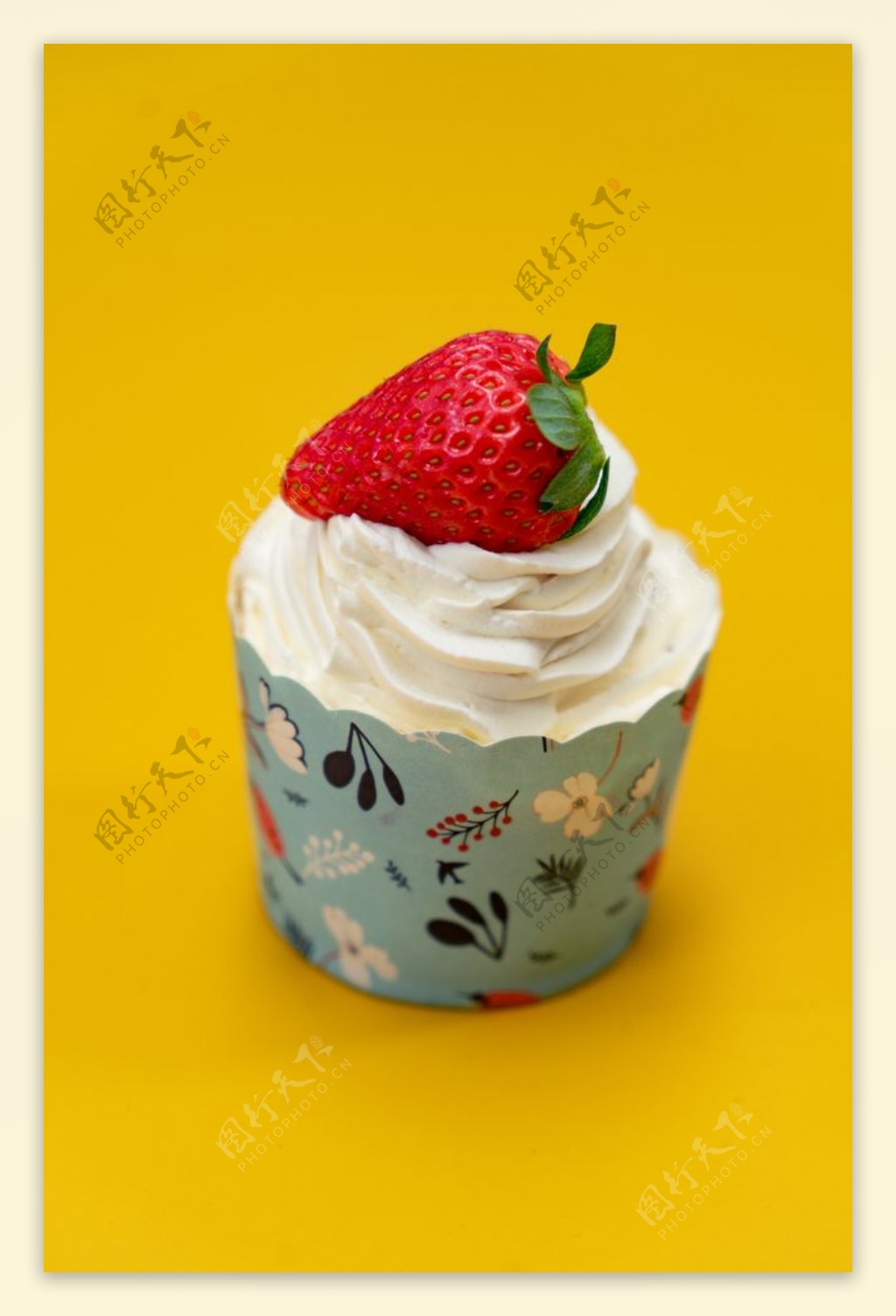 冰淇淋草莓甜品背景海报素材图片