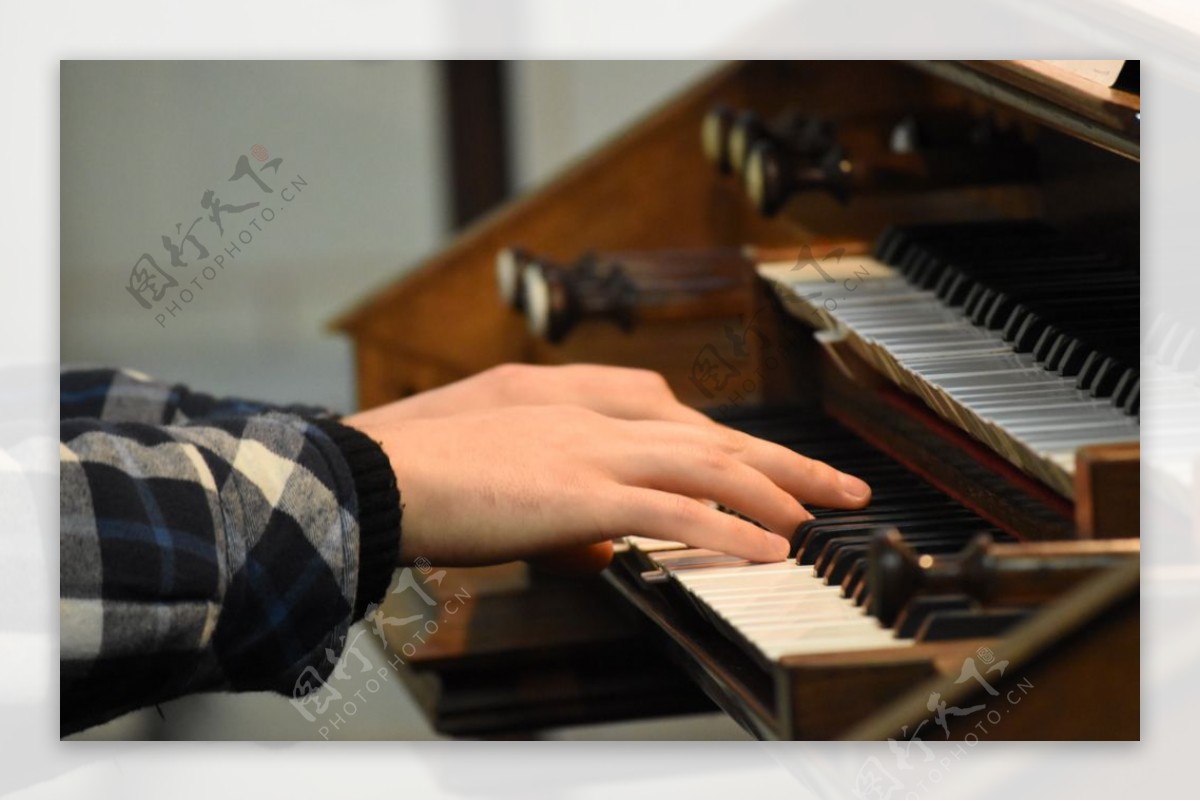 弹钢琴的手图片
