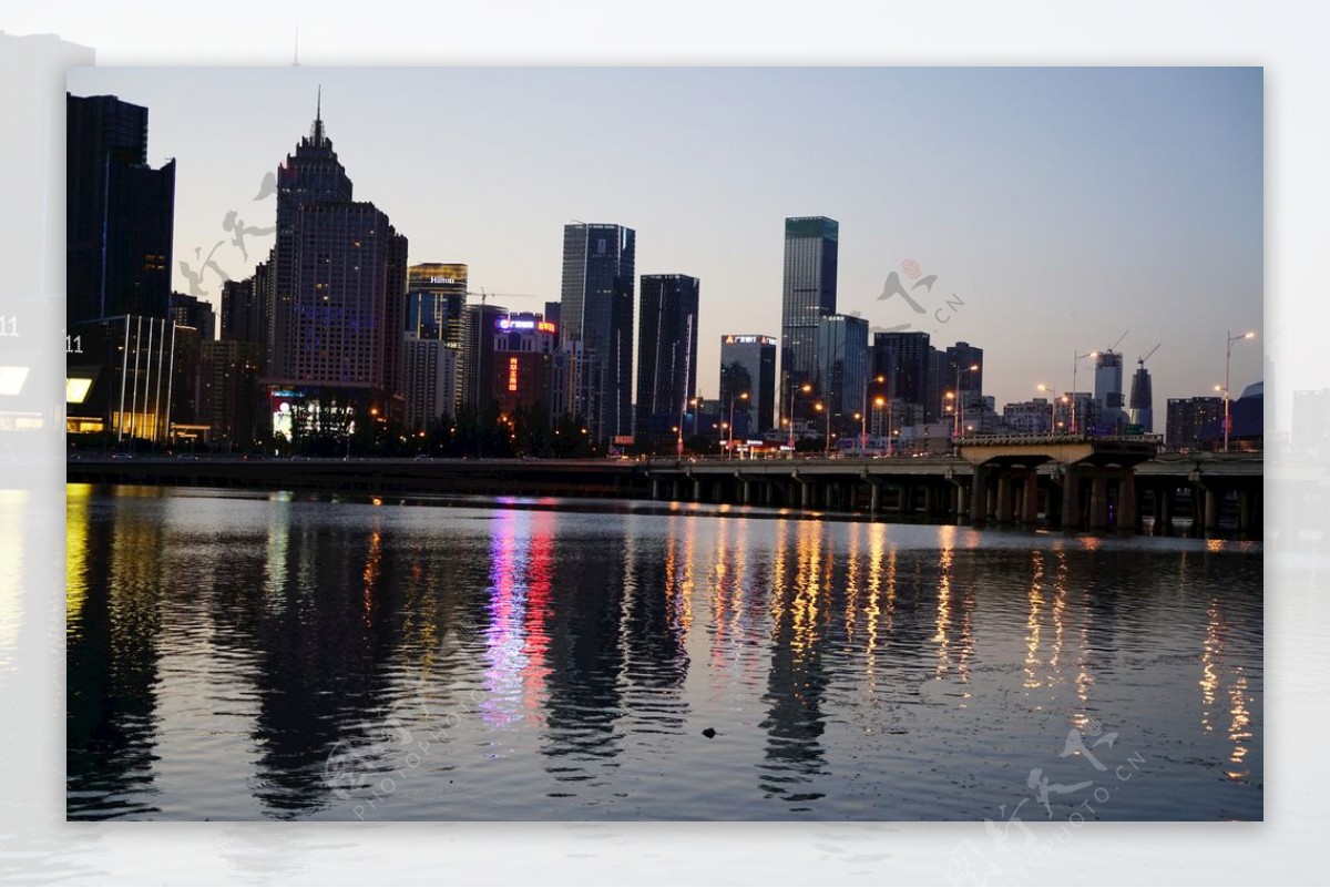 沈阳浑河边建筑的夜景灯光图片