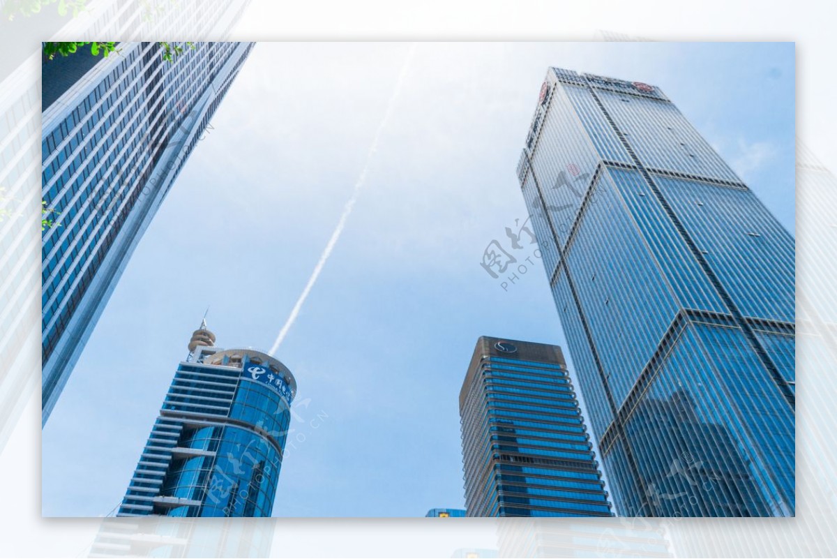 高楼大厦蓝天白云商务金融图片