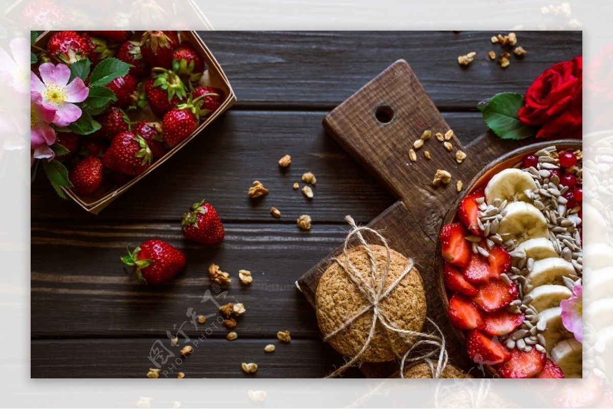 草莓果仁蛋糕食物背景图片