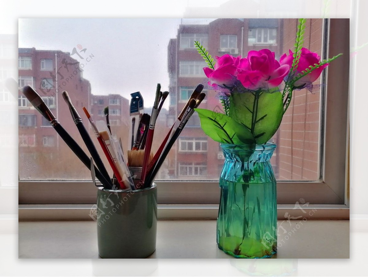 画笔与花瓶图片
