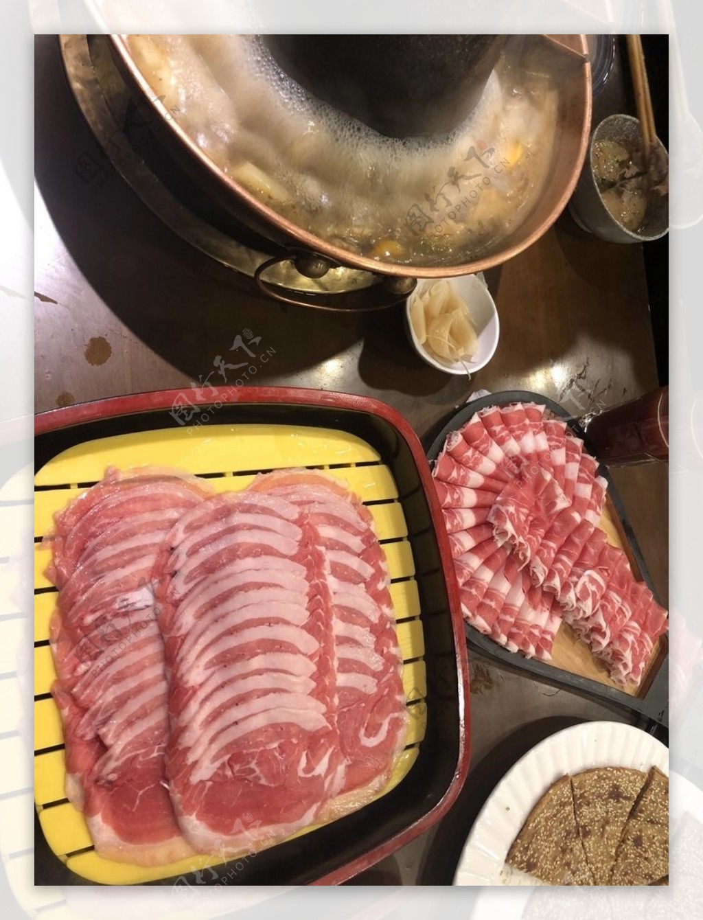 涮火锅新鲜羊肉卷图片