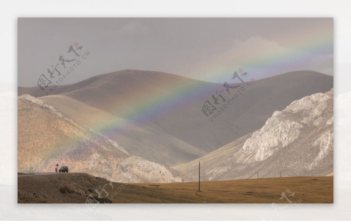 雪山彩虹图片