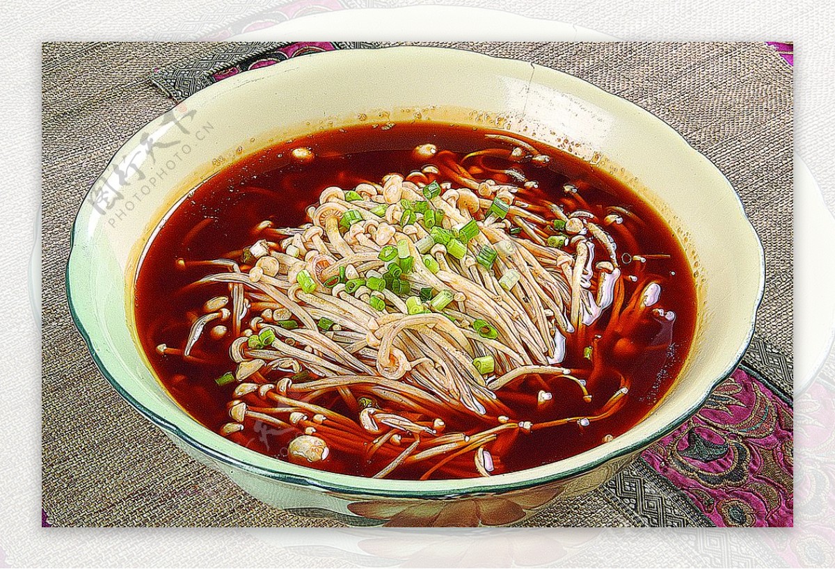家常菜红汤冒金针菇图片