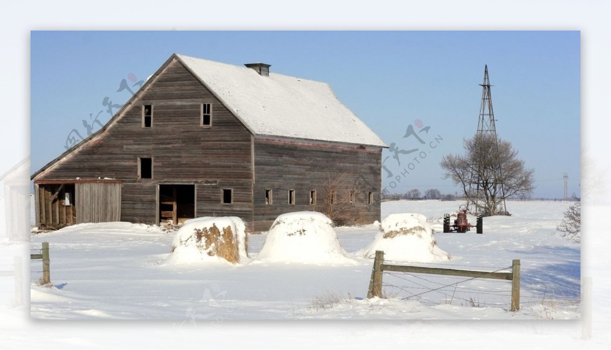 雪地中的尖顶房子图片