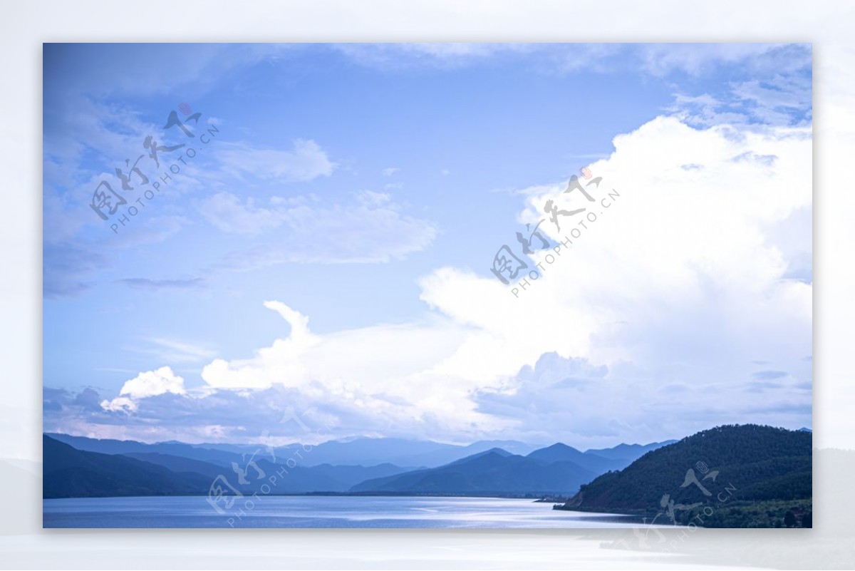白云湖面远山图片