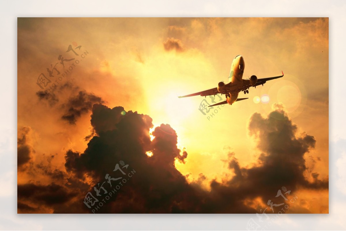 云朵下的飞机图片