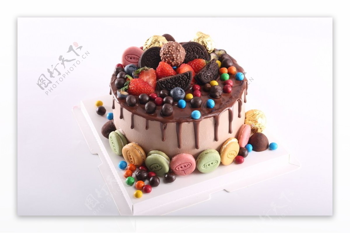 用白奶油、樱桃和巧克力装饰的生日蛋糕照片摄影图片_ID:132289891-Veer图库