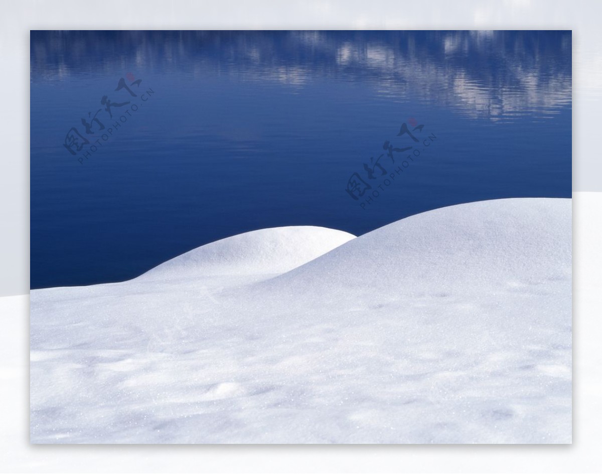 湖边的积雪图片