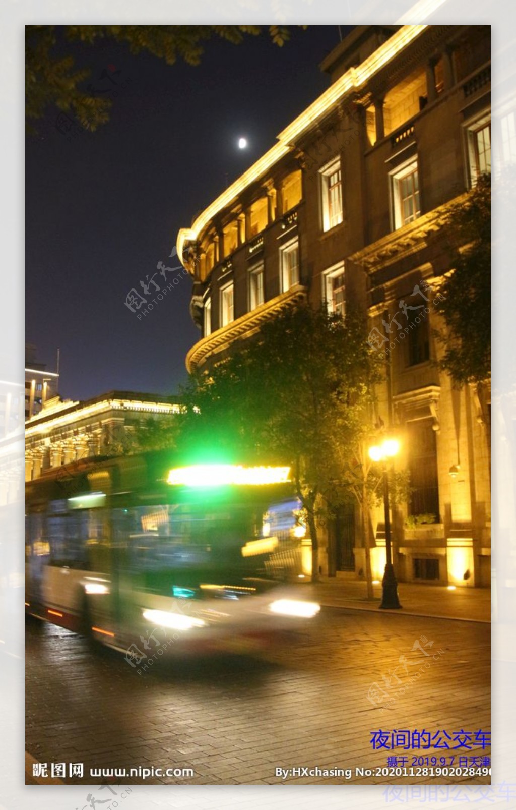 夜幕下的公交车图片