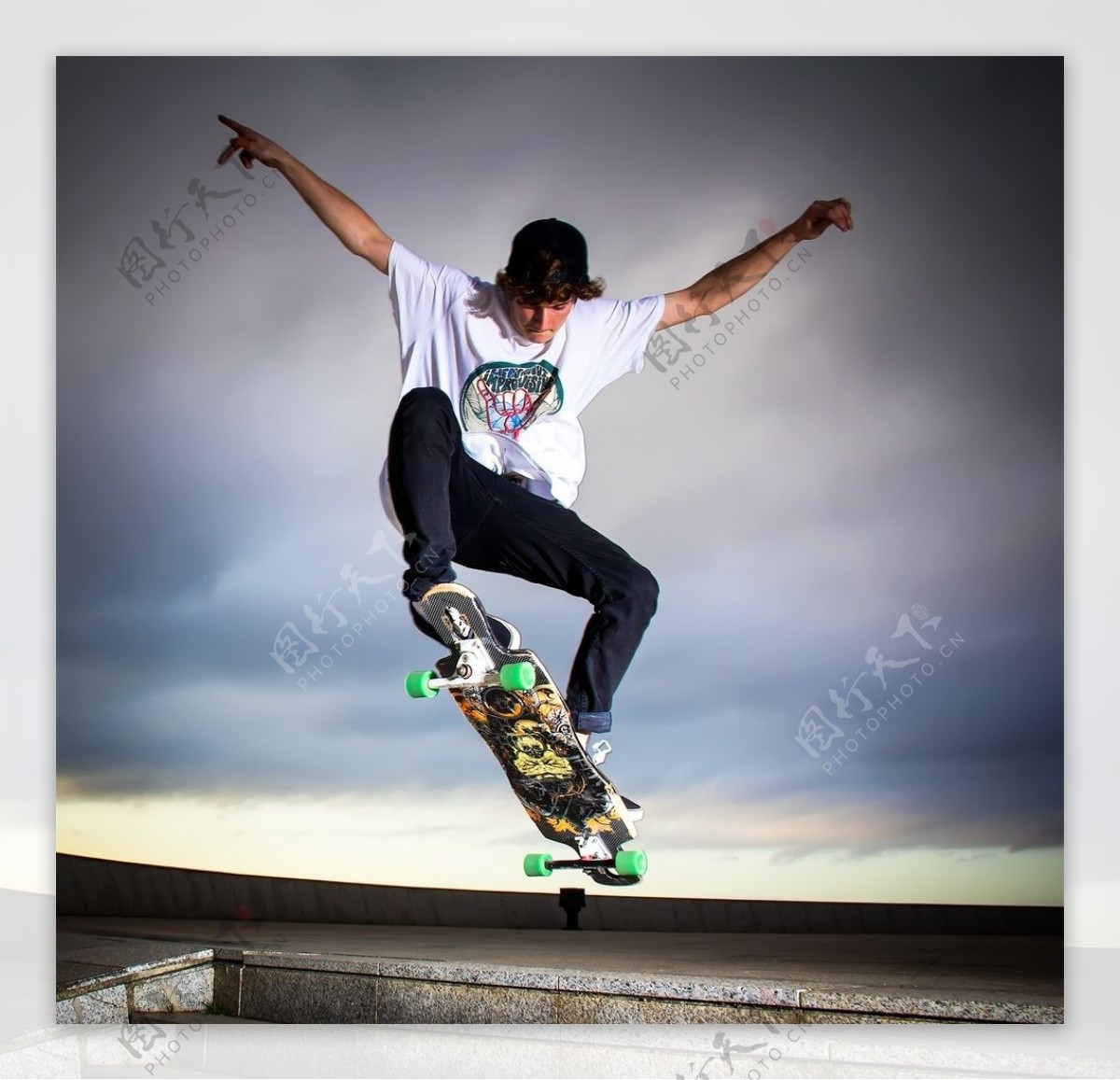 男人做滑板技巧的延时摄影 · 免费素材图片
