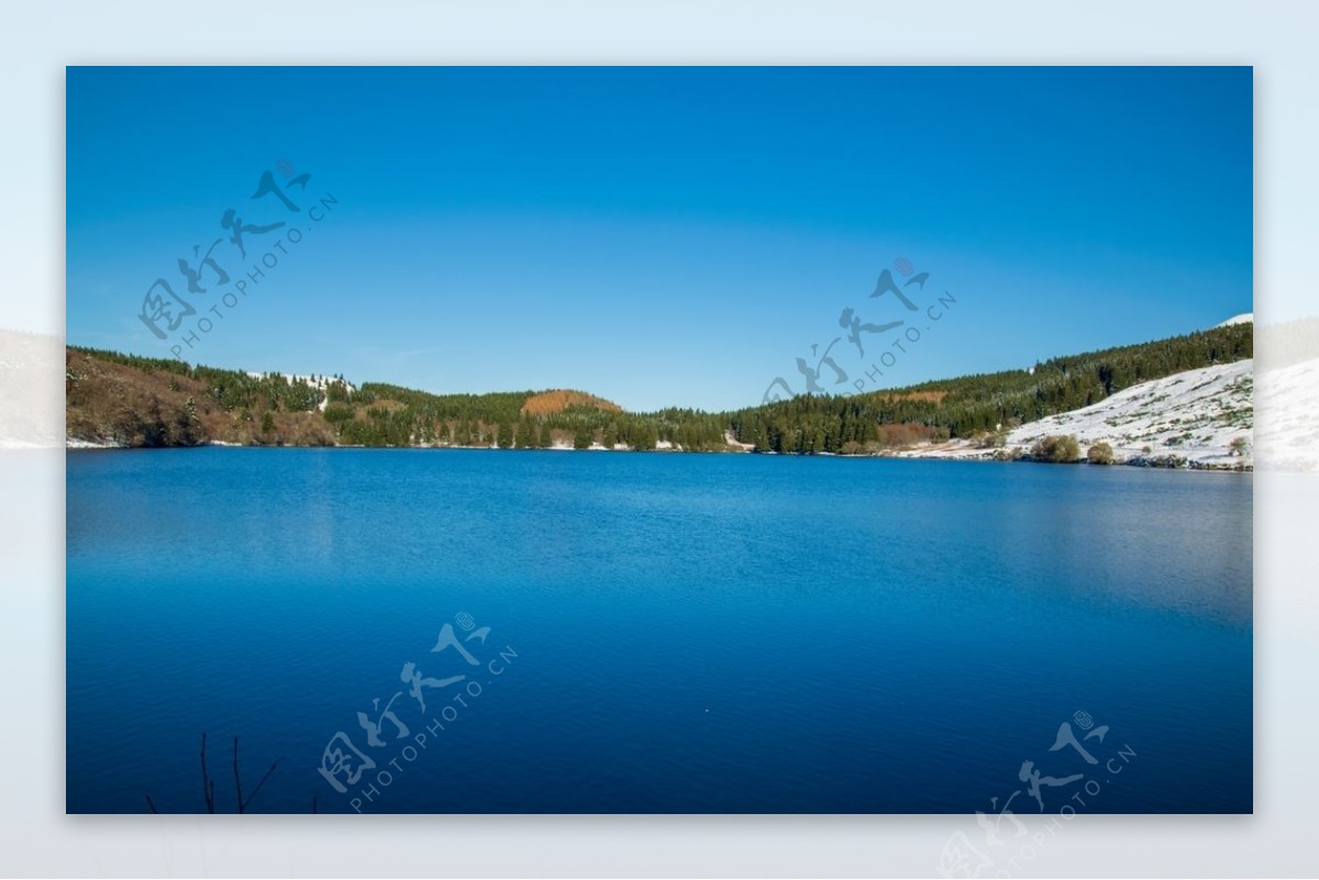 雪山湖图片