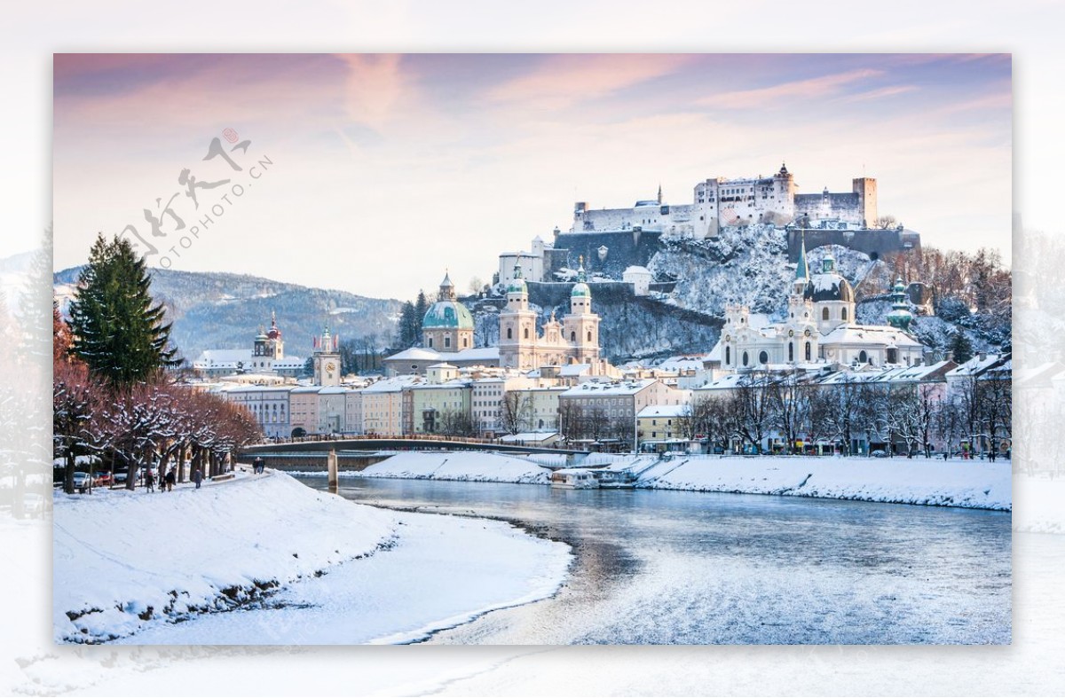 冬日雪后的城堡图片